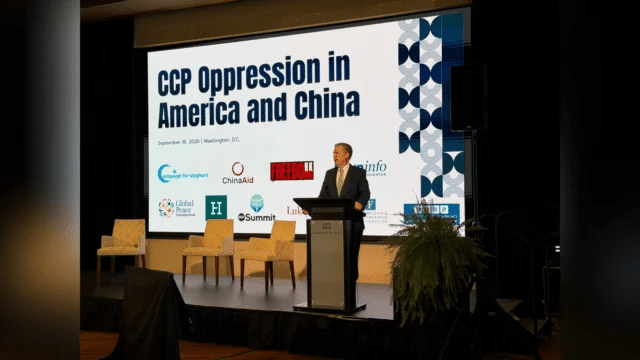 Den före detta amerikanska ambassadören för internationell religionsfrihet, Sam Brownback, talade vid "CCP Oppression in America and China," som hölls den 16 september 2026 på Museum of the Bible i Washington, D.C. (Foto: Falun Dafa Information Center)