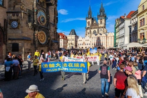 Utövare genomförde två parader i Prag den 19 september. (Minghui.org)